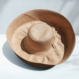 Chapeau artisanal Capeline naturel fait main à Madagascar, en fibres naturelles. Style authentique, léger et parfait pour l’été.