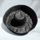 Chapeau artisanal Capeline noir fait main à Madagascar, en fibres naturelles. Style authentique, léger et parfait pour l’été.