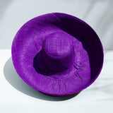 Chapeau artisanal Capeline Prune fait main à Madagascar, en fibres naturelles. Style authentique, léger et parfait pour l’été.