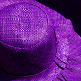 Chapeau artisanal Capeline Prune fait main à Madagascar, en fibres naturelles. Style authentique, léger et parfait pour l’été.