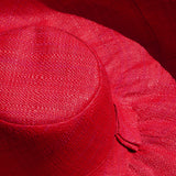 Chapeau artisanal Capeline Rouge fait main à Madagascar, en fibres naturelles. Style authentique, léger et parfait pour l’été.
