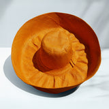 Chapeau artisanal Capeline Safran fait main à Madagascar, en fibres naturelles. Style authentique, léger et parfait pour l’été.