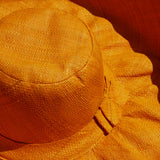 Chapeau artisanal Capeline Safran fait main à Madagascar, en fibres naturelles. Style authentique, léger et parfait pour l’été.