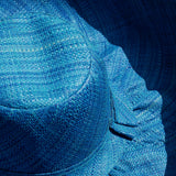 Chapeau artisanal Capeline Turquoise fait main à Madagascar, en fibres naturelles. Style authentique, léger et parfait pour l’été.