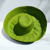 Chapeau artisanal Capeline Vert Anis fait main à Madagascar, en fibres naturelles. Style authentique, léger et parfait pour l’été.