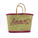 Panier artisanal brodé amour fuchsia GM en fibres naturelles, tressage traditionnel en aravoula dimensions 50x 20x 32 avec finition brodée et fermeture bouton, idéal pour la plage, le marché et la ville