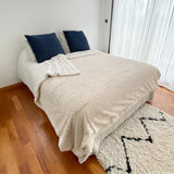 couverture cocoon beige clair 220x240 cm, 610g/m² recto imitation lapin et verso imitation mouton, ultra douce pour un confort chaleureux.