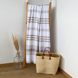fouta doublée éponge karabuk taupe 140x180 cm, XL 100 % coton 380 g/m², épaisse et absorbante, idéale pour la plage, piscine ou salle de bain et en paréo. 

