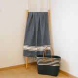 fouta plate traditionnelle kozo bleu marine 100x200 cm, coton 190 g/m², absorbante, légère et peu encombrante pour la plage ou la maison. se transforme en paréo.