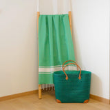 fouta plate traditionnelle kozo vert émeraude 100x200 cm, coton 190 g/m², absorbante, légère et peu encombrante pour la plage ou la maison. se transforme en paréo.