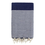 fouta traditionnelle nid d’abeille mikanda navy 100x200 cm ou 200x200 cm 100 % coton 190 g/m², absorbante, légère et peu encombrante pour la plage ou la maison. Se transforme en paréo