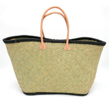 panier artisanal aravola luxe GM brodé good vibes noir GM en fibres naturelles, tressage traditionnel en aravoula dimensions 50x20x32 avec finition brodée et fermeture bouton, idéal pour la plage, le marché et la ville.