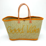 panier artisanal aravola luxe GM brodé good vibes safran GM en fibres naturelles, tressage traditionnel en aravoula dimensions 50x20x32 avec finition brodée et fermeture bouton, idéal pour la plage, le marché et la ville