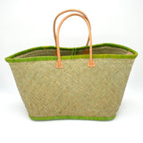 panier artisanal aravola luxe GM brodé good vibes vert anis GM en fibres naturelles, tressage traditionnel en aravoula dimensions 50x20x32 avec finition brodée et fermeture bouton, idéal pour la plage, le marché et la ville.