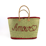 Panier artisanal brodé amour rouge GM en fibres naturelles, tressage traditionnel en aravoula dimensions 50x 20x32 avec finition brodée et fermeture bouton, idéal pour la plage, le marché et la ville