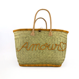 Panier artisanal brodé amour safran GM en fibres naturelles, tressage traditionnel en aravoula dimensions 50x 20x 32 avec finition brodée et fermeture bouton, idéal pour la plage, le marché et la ville