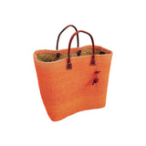 Panier artisanal Tana caramel fabriqué à la main, en fibres naturelles de sisal brut avec poignées en cuir, dimensions 45 × 20×35 cm. Panier robuste et élégant pour la plage, les courses ou la ville, avec tressage artisanal unique.
