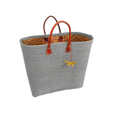 Panier artisanal Tana gris fabriqué à la main, en fibres naturelles de sisal brut avec poignées en cuir, dimensions 45 × 20 × 35 cm. Panier robuste et élégant pour la plage, les courses ou la ville, avec tressage artisanal unique