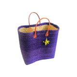 Panier artisanal Tana prune fabriqué à la main, en fibres naturelles de sisal brut avec poignées en cuir, dimensions 45 × 20 × 35 cm. Panier robuste et élégant pour la plage, les courses ou la ville, avec tressage artisanal unique