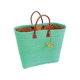 Panier artisanal Tana vert d'eau fabriqué à la main, en fibres naturelles de sisal brut avec poignées en cuir, dimensions 45x20×35 cm. Panier robuste et élégant pour la plage, les courses ou la ville, avec tressage artisanal unique.