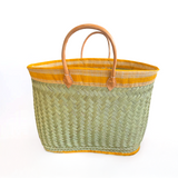 Panier artisanal sava safran GM aravola luxe bordure rabane tissé et feston couleur en fibres naturelles, avec bande rabane unie, solide et polyvalent. dimensions 55×20×35cm , avec poche intérieure, idéal pour courses, plage, piscine ou ville
