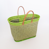 Panier artisanal tsipika vert anis grand modèle en aravola luxe avec bordure en rabane tissée à carreaux et feston couleur, poignées en cuir et fond renforcé. Idéal pour le marché ou la plage. Dimensions 55×20×35cm