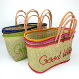 pile panier artisanal aravola luxe GM brodé good vibes en fibres naturelles, tressage traditionnel en aravoula dimensions 50x20x32 avec finition brodée et fermeture bouton, idéal pour la plage, le marché et la ville.