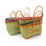 panier artisanal aravola luxe GM brodé soleil GM en fibres naturelles, tressage traditionnel en aravoula dimension 50x 20x32cm avec finition brodée et fermeture bouton, idéal pour la plage, le marché et la ville