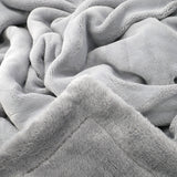 zoom couverture cozy gris clair 220x240cm, 760g / m² , douceur et confort pour des moments de détente chaleureux à la maison.