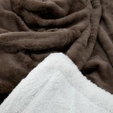 zoom plaid cocoon Taupe foncé 130x170cm, recto imitation lapin et verso mouton 610g/m², ultra doux pour un confort chaleureux