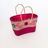 panier artisanal Namakia fuchsia rabane brodé avec broderies fleurs avec pochon, anses cuir dimensions 35x20x35 cm fond renforcé, idéal pour le marché ou la plage 
