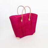 panier artisanal tamatave fuchsia rabane fibre naturelle avec pochon, coins et poignées cuir dimensions 55x24x35 cm fond renforcé, idéal pour le marché ou la plage 
