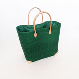 panier artisanal tamatave vert rabane fibre naturelle avec pochon, coins et poignées cuir dimensions 55x24x35 cm fond renforcé, idéal pour le marché ou la plage 