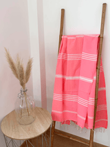 fouta plate traditionnelle kolora rose 100x200 cm, coton 190 g/m², absorbante, légère et peu encombrante pour la plage ou la maison. se transforme en paréo.