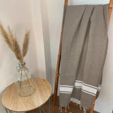 fouta plate traditionnelle kozo taupe 100x200 cm, coton 190 g/m², absorbante, légère et peu encombrante pour la plage ou la maison. se transforme en paréo