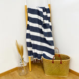 fouta plate traditionnelle transat bleu 100x200 cm, coton 190 g/m², absorbante, légère et peu encombrante pour la plage ou la maison. Se transforme en paréo.