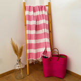 fouta plate traditionnelle transat rose 100x200 cm, coton 190 g/m², absorbante, légère et peu encombrante pour la plage ou la maison. Se transforme en paréo