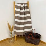 fouta plate traditionnelle transat taupe 100x200 cm, coton 190 g/m², absorbante, légère et peu encombrante pour la plage ou la maison. Se transforme en paréo