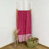 fouta traditionnelle nid d’abeille mikanda fuchsia 100x200 cm ou 200x200 cm 100 % coton 190 g/m², absorbante, légère et peu encombrante pour la plage ou la maison. Se transforme en paréo