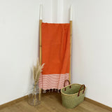 fouta traditionnelle nid d’abeille mikanda orange 100x200 cm ou 200x200 cm 100 % coton 190 g/m², absorbante, légère et peu encombrante pour la plage ou la maison. se transforme en paréo