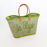 panier artisanal aravola pasika luxe GM brodé la plage vert GM en fibres naturelles, tressage traditionnel en aravoula dimensions 50x20x32cm avec finition brodée et fermeture bouton, idéal pour la plage, le marché et la ville
