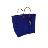 Panier artisanal Tana bleu marine fabriqué à la main, en fibres naturelles de sisal brut avec poignées en cuir, dimensions 45 × 20 × 35 cm. Panier robuste et élégant pour la plage, les courses ou la ville, avec tressage artisanal unique.