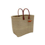 Panier artisanal Tana naturel fabriqué à la main, en fibres naturelles de sisal brut avec poignées en cuir, dimensions 45 × 20 × 35 cm. Panier robuste et élégant pour la plage, les courses ou la ville, avec tressage artisanal unique.