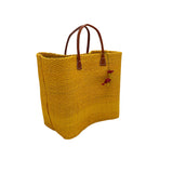 Panier artisanal Tana safran fabriqué à la main, en fibres naturelles de sisal brut avec poignées en cuir, dimensions 45 × 20 × 35 cm. Panier robuste et élégant pour la plage, les courses ou la ville, avec tressage artisanal unique
