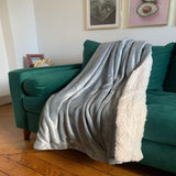 Plaid mouton gris clair 130x170 cm, 460 g/m², recto velours ras, verso imitation mouton, ultra doux pour un confort chaleureux.