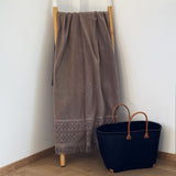 serviette de bain éponge velours unie ciselée romance taupe 90x170 cm, 100 % coton, 460 g/m², légère et absorbante, idéale salle de bain, piscine et plage